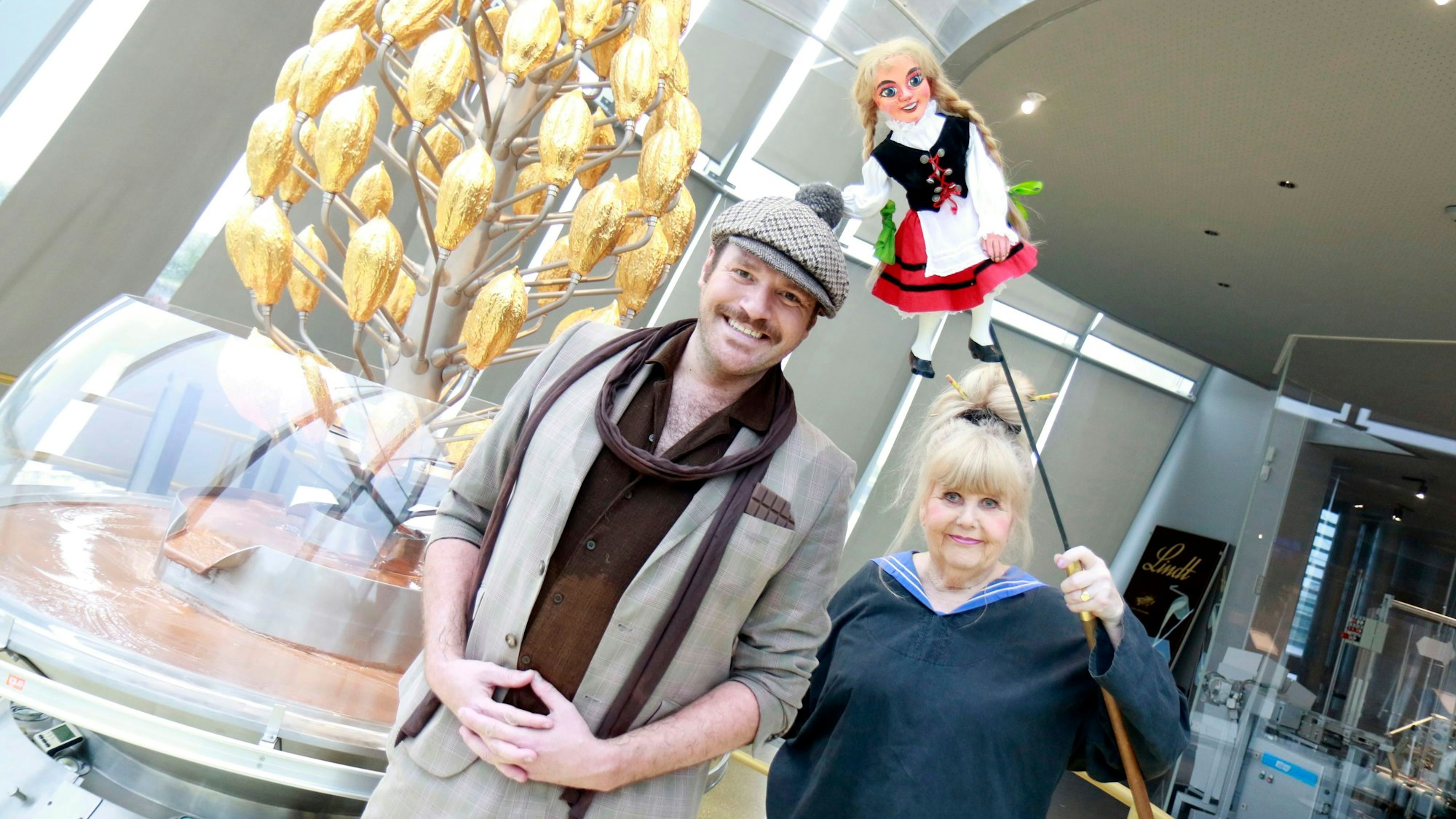 Das Hänneschen-Theater inszeniert eine Wanderung durch das Schokoladenmuseum mit Schauspieler Manuel Rittich und Puppenspielerin Uschi Hansmann.