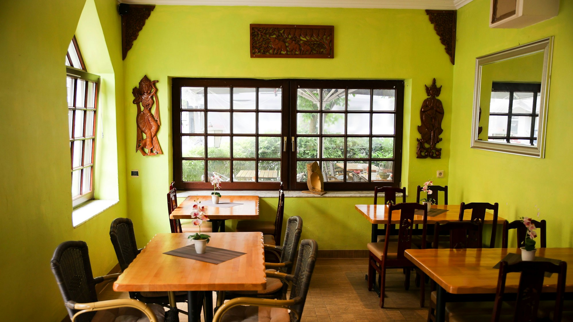 Der Gastraum des Restaurants ist gradlinig gestaltet: hellgrüne Wände, schlichtes Mobiliar und etwas Thai-Deko an den Wänden überfluten noch nicht mit Reizen. Das besorgt das Essen.