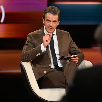 Markus Lanz sitzt bei der Moderation seiner gleichnamigen Sendung im Studio (Archivbild)