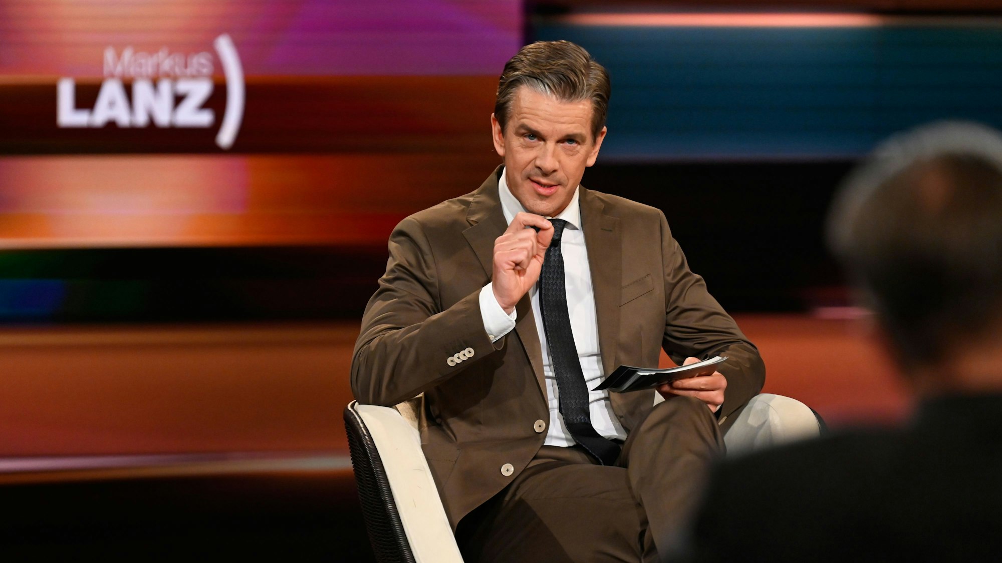 Markus Lanz sitzt bei der Moderation seiner gleichnamigen Sendung im Studio (Archivbild)