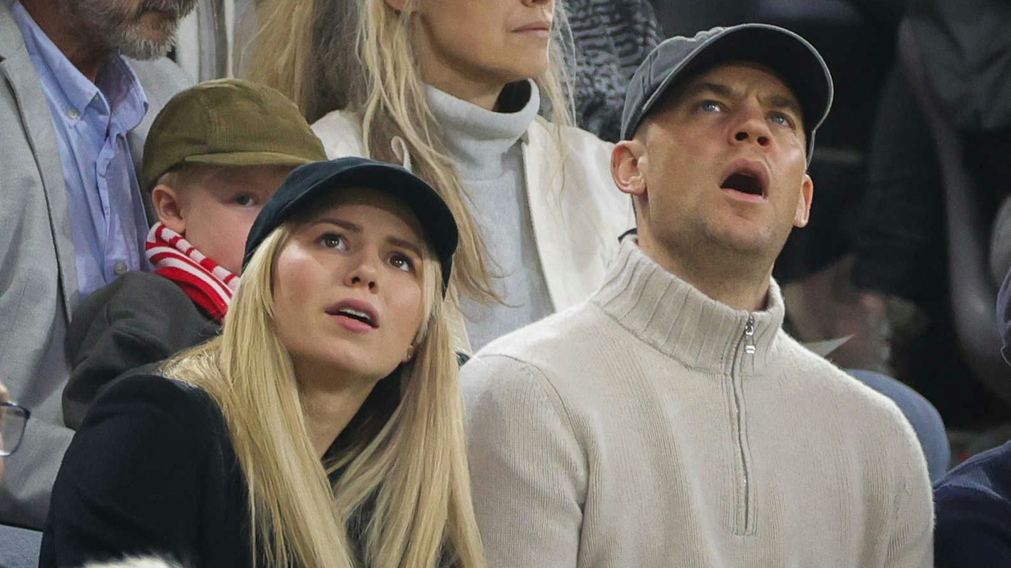 Manuel Neuer sitzt mit seiner Frau Anika auf der Tribüne.