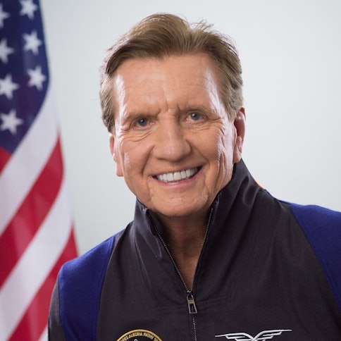 Larry Connor ist nicht nur schwerreich, er ist auch ein begeisterter Pilot und mag das Abenteuer.