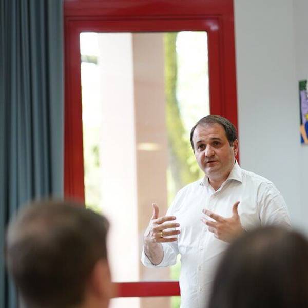 Nathanael Liminski, Chef der Staatskanzlei, besucht seine ehemalige Schule in Bonn