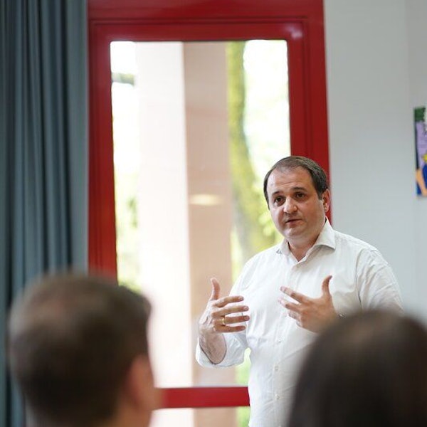 Nathanael Liminski, Chef der Staatskanzlei, besucht seine ehemalige Schule in Bonn