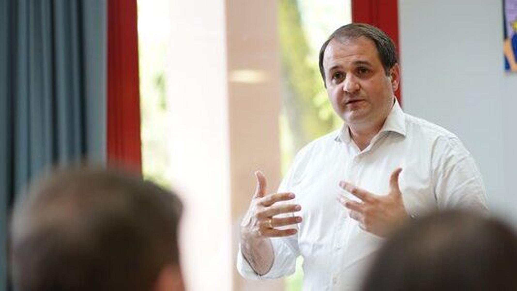 Nathanael Liminski, Chef der Staatskanzlei, besucht seine ehemalige Schule in Bonn