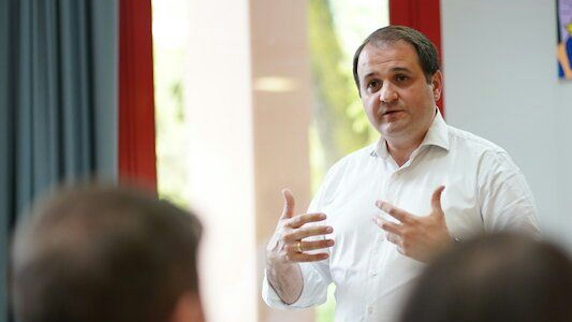 Nathanael Liminski, Chef der Staatskanzlei, besucht seine ehemalige Schule in Bonn