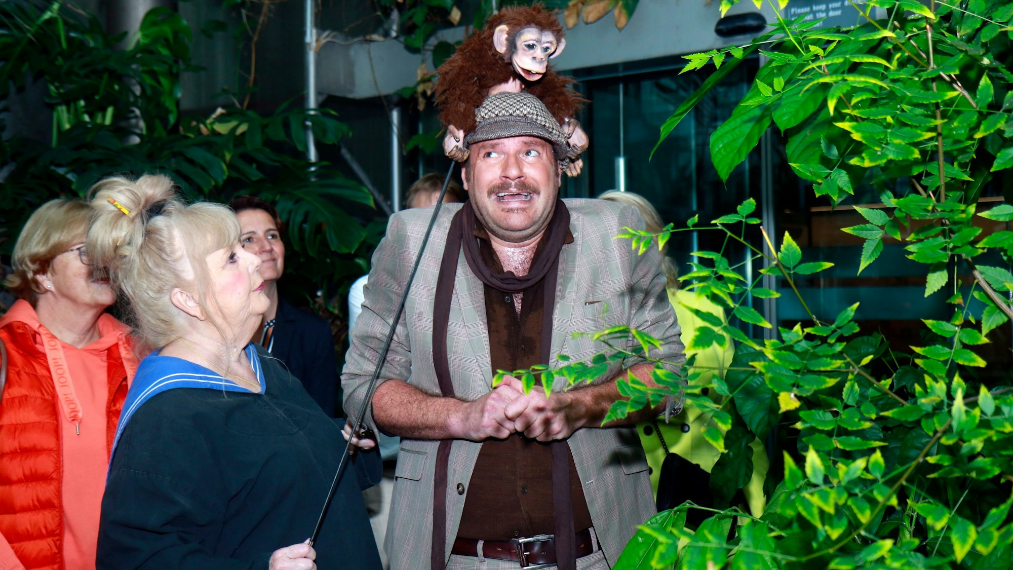 Die Gäste erhalten während der Wanderung auch Einblicke in das Tropenhaus.