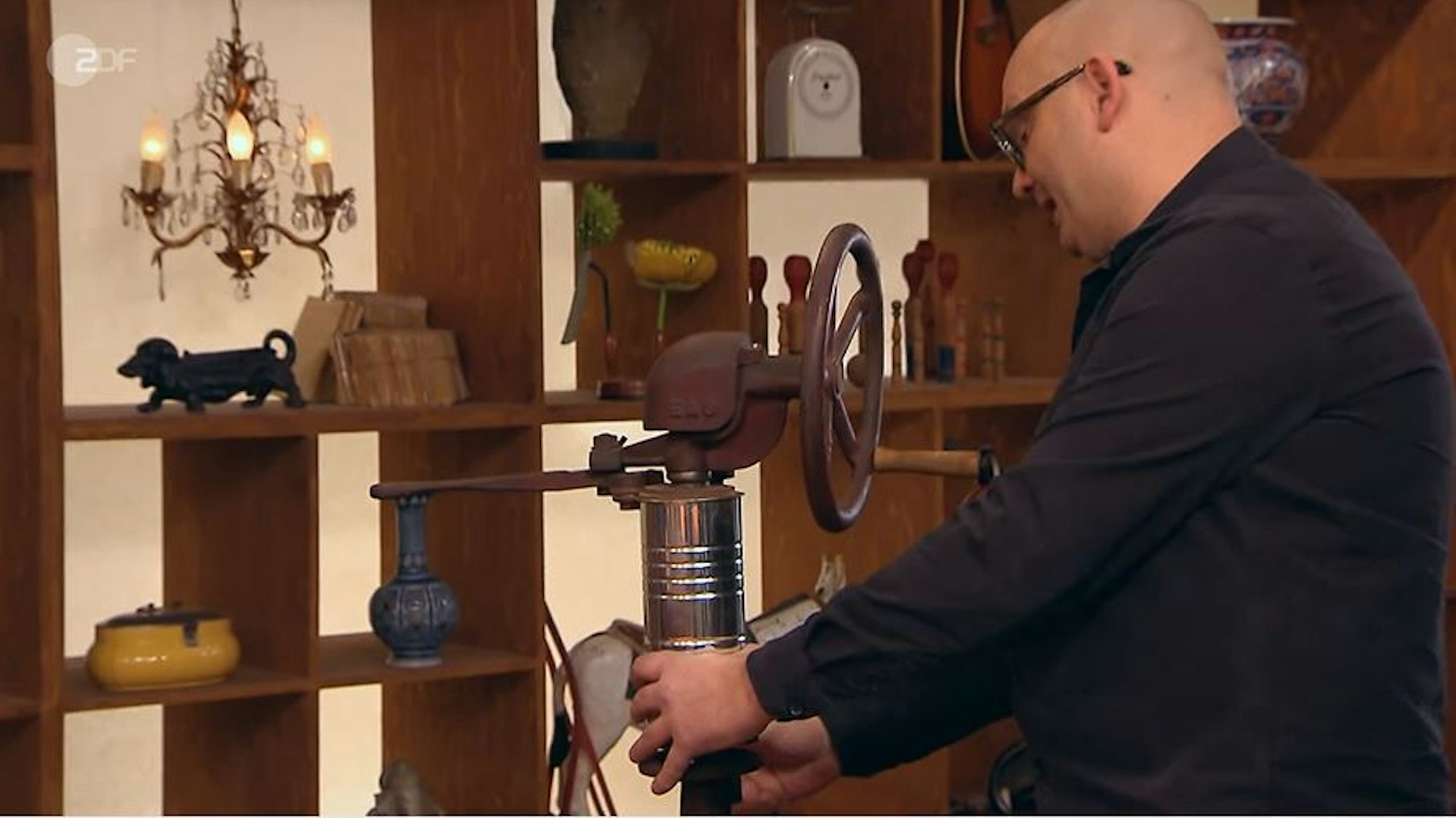 „Bares für Rares“-Experte Sven Deutschmanek probierte die Dosenverschlussmaschine direkt einmal aus.