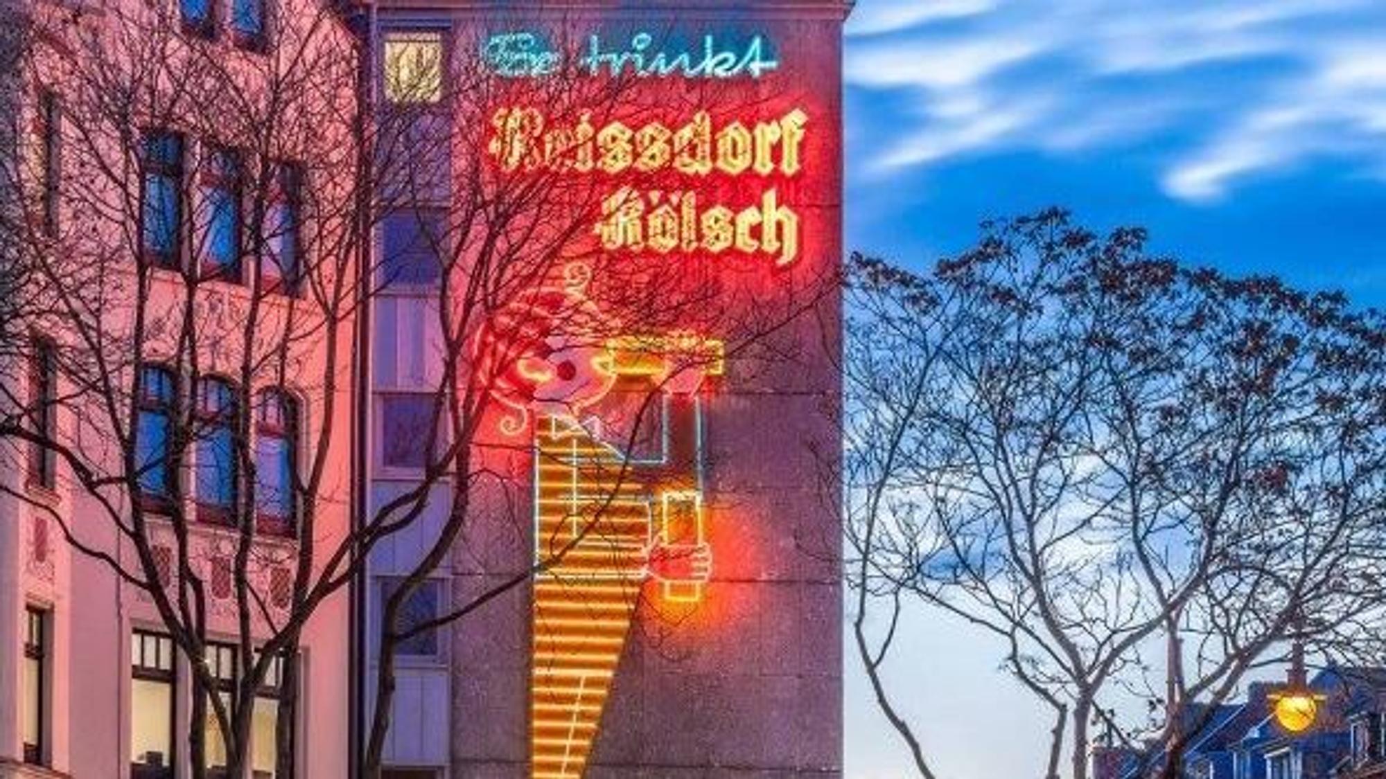 Die ikonische Reissdorf-Werbung am Rudolfplatz