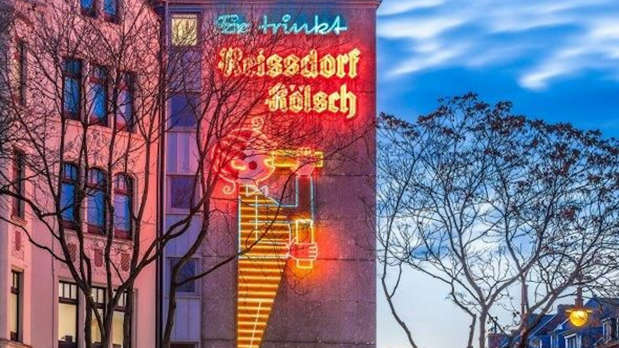 Die ikonische Reissdorf-Werbung am Rudolfplatz