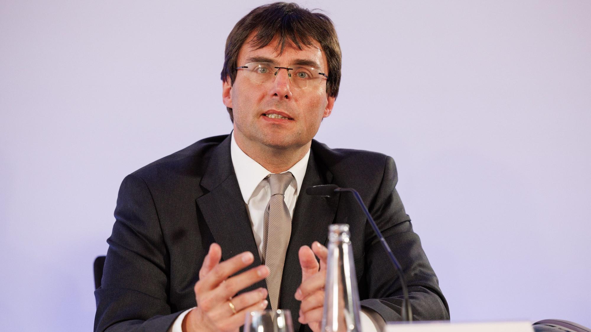 Marcus Optendrenk (CDU), Finanzminister von Nordrhein-Westfalen, spricht bei einer Pressekonferenz. Er ist im Halbporträt zu sehen.