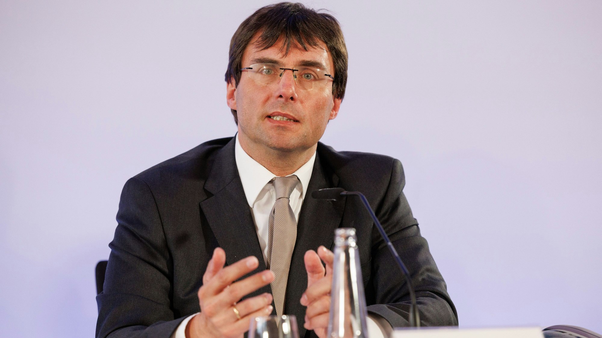 Marcus Optendrenk (CDU), Finanzminister von Nordrhein-Westfalen, spricht bei einer Pressekonferenz. Er ist im Halbporträt zu sehen.