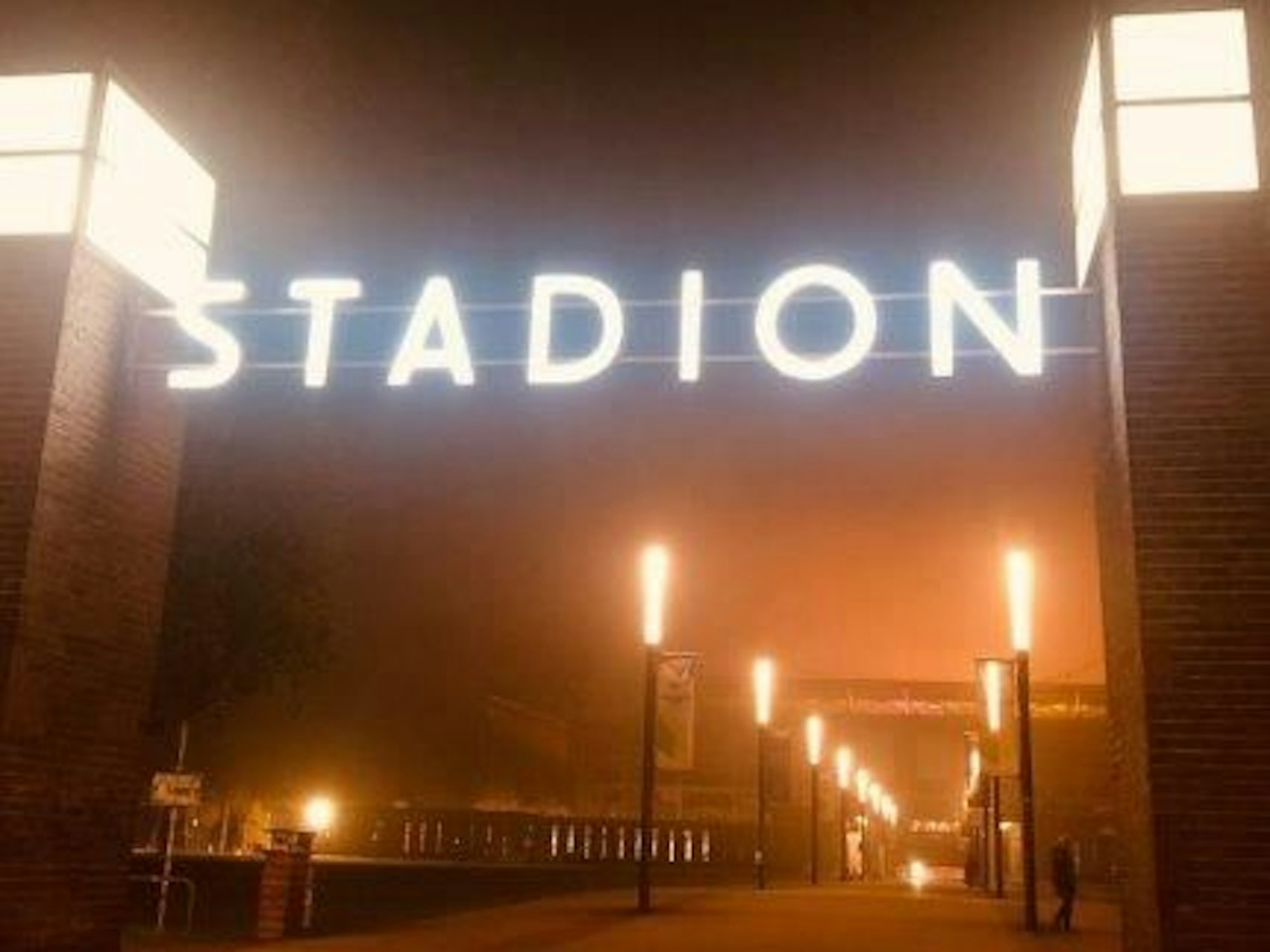 Leuchtschrift am Eingang des Rhein-Energie-Stadions