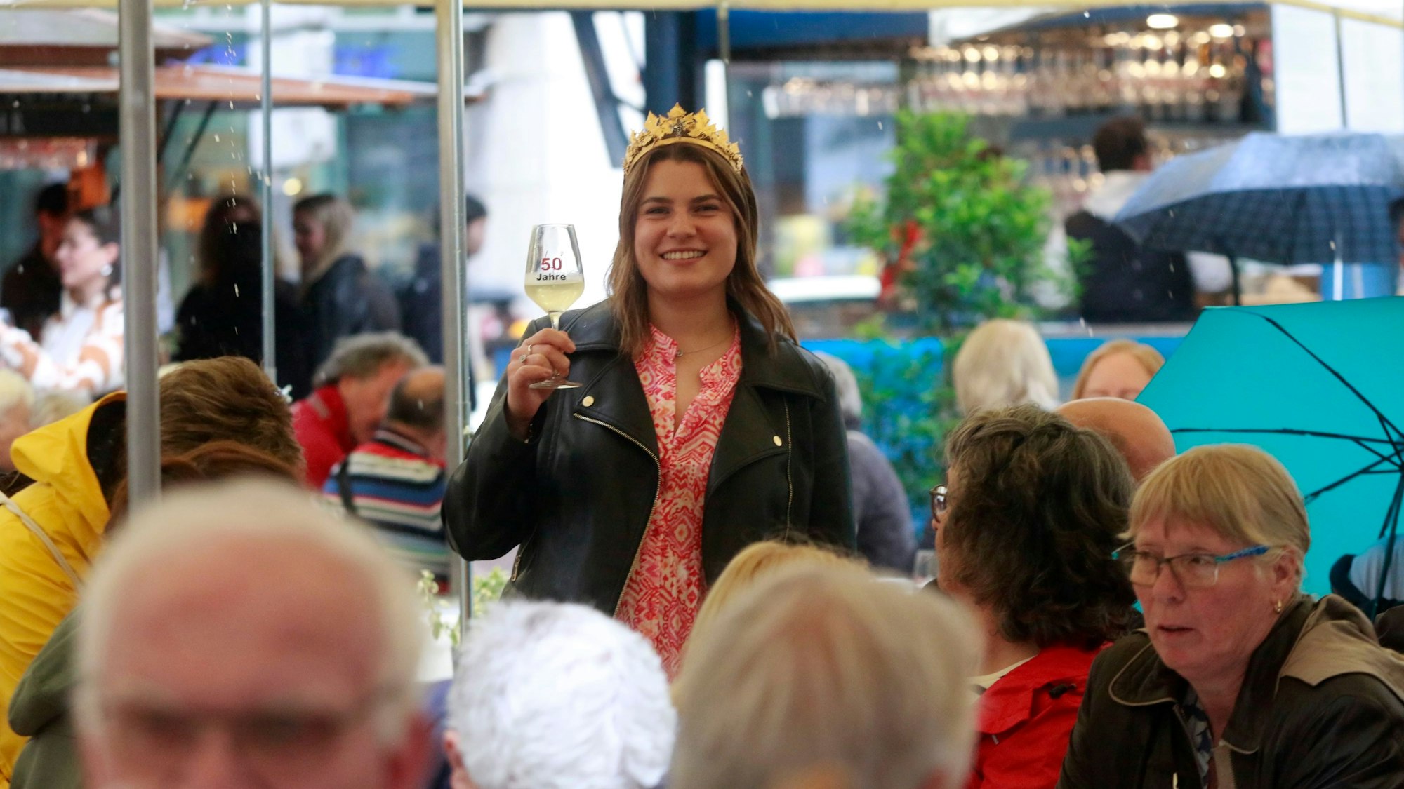 Weinkönigin Annalena Baum (25) aus Mainz auf dem Neumarkt.