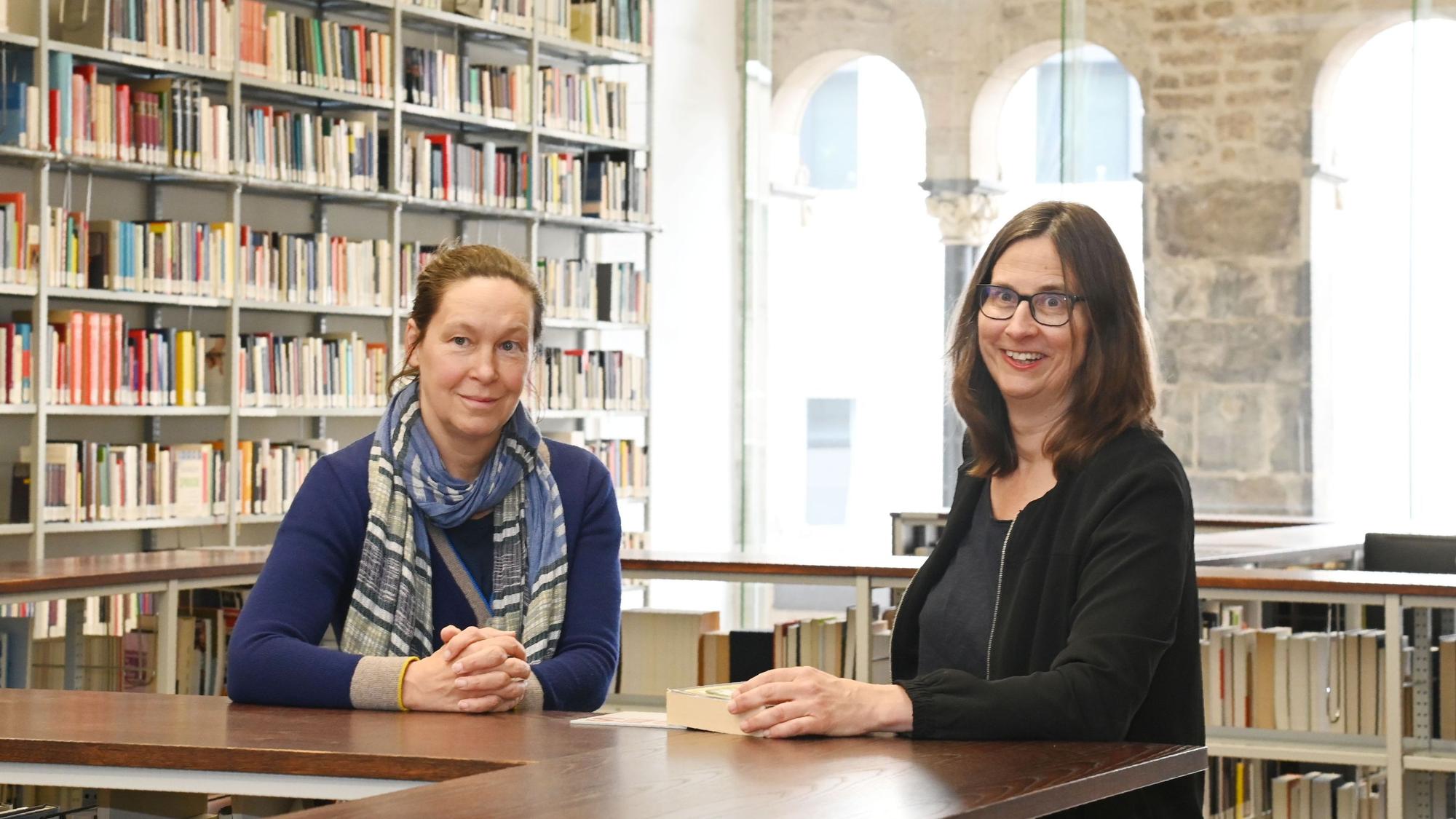 Monika Rinck (links) und Kathrin Röggla (rechts) bei einem Treffen mit dieser Zeitung, 2024.