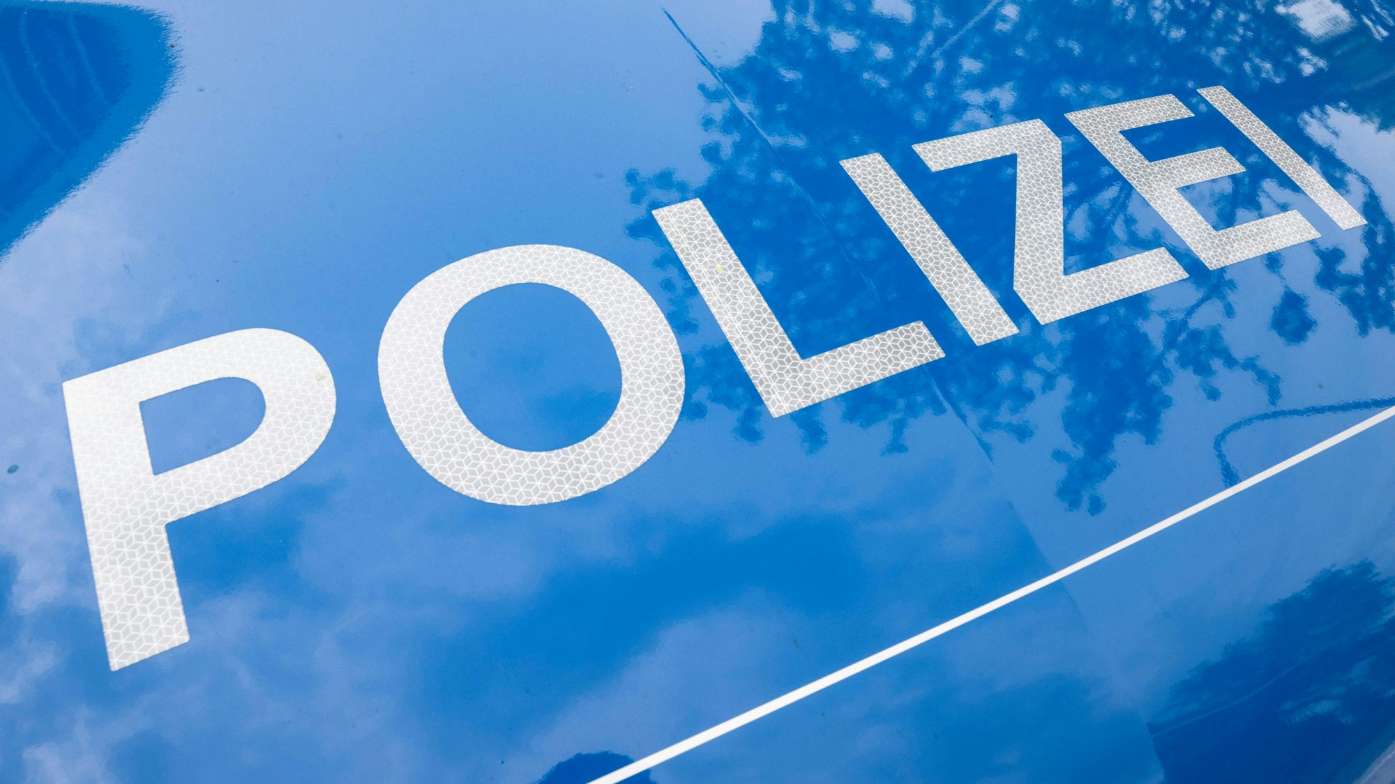 Der Schriftzug „Polizei“ ist auf einem Streifenwagen zu lesen. (Archivbild)