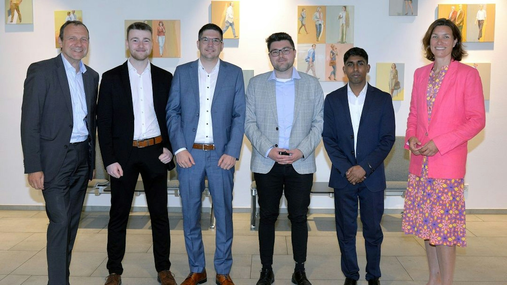 Das Bild zeigt IHK-Vizepräsidentin Stefanie Peters und IHK-Vizepräsident Dirk Harten mit den  Auszubildenden aus dem Kreis Euskirchen, die ihre Abschlussprüfung mit der Note „Sehr gut“ abgeschlossen haben.