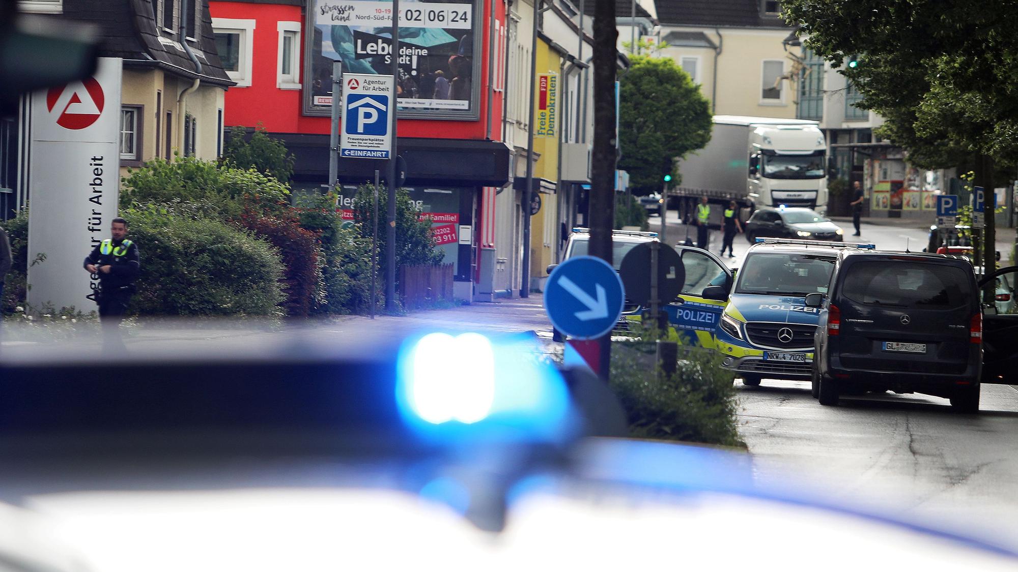 Ein Lkw wartet vor einer Polizeiabsperrung.