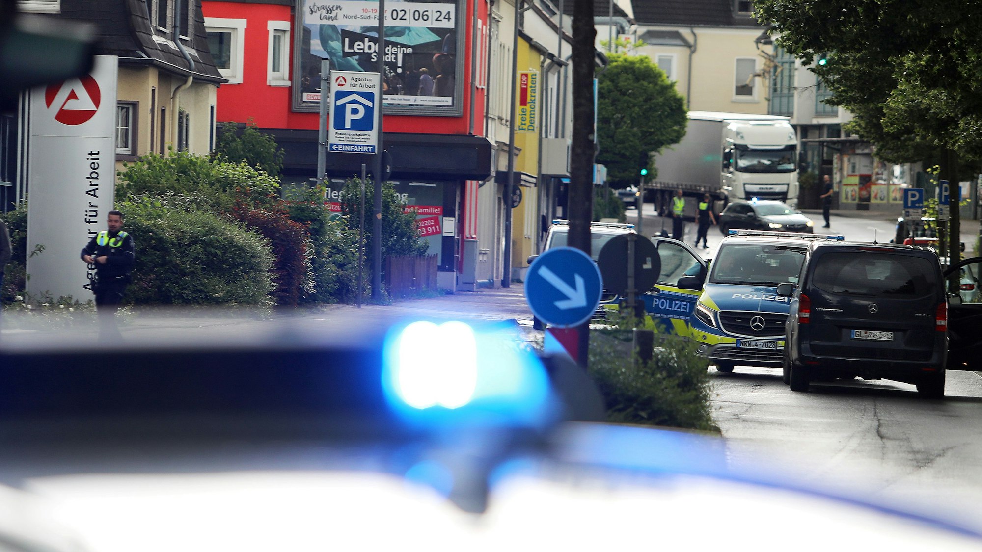 Ein Lkw wartet vor einer Polizeiabsperrung.