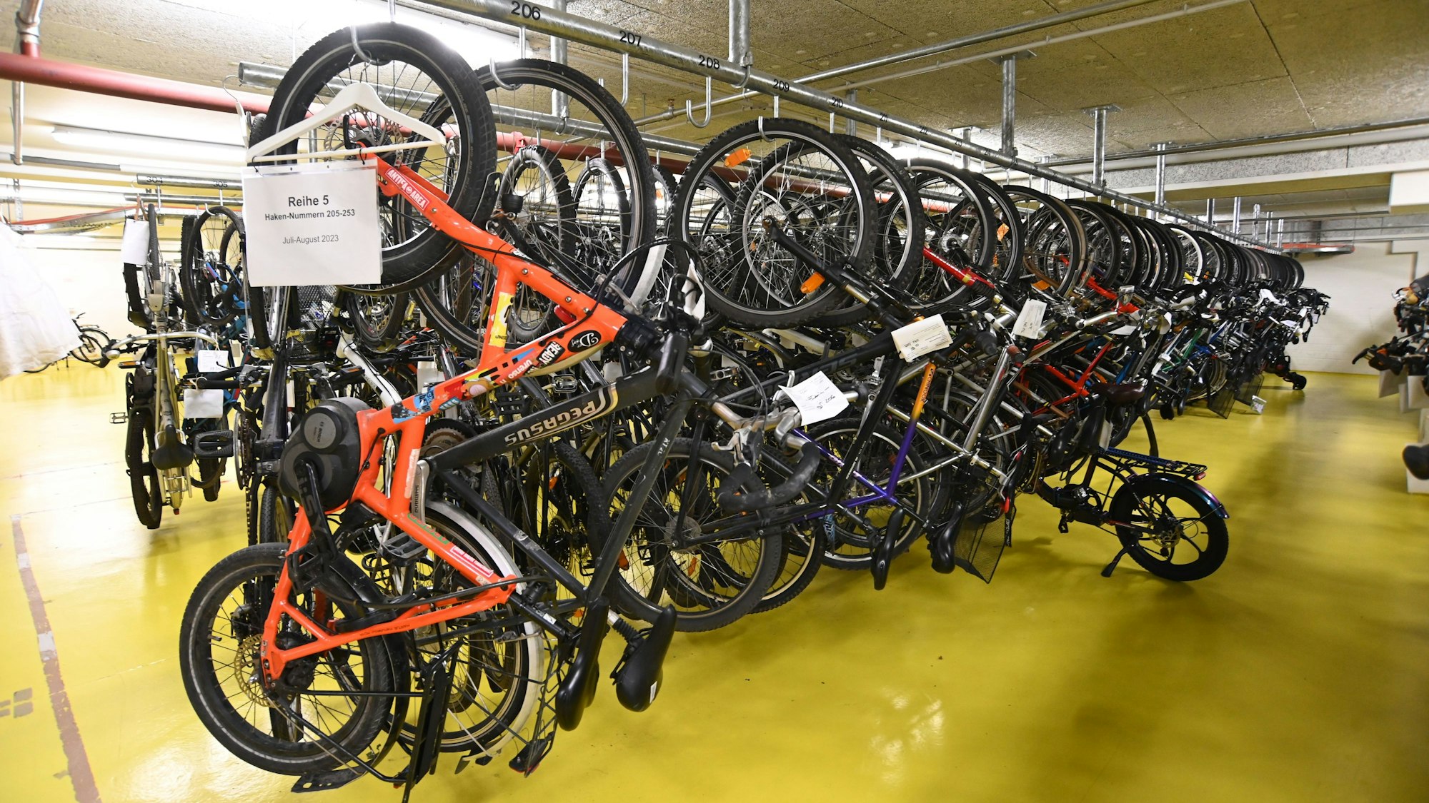 Bei allen Rädern, die an diesem Tag im Fundbüro angeboten werden, ist die gesetzliche Aufbewahrungsfrist abgelaufen. (Archivbild)