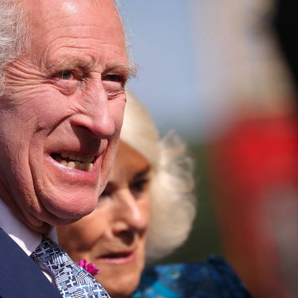König Charles III. (l) und Königin Camilla kommen zu einem Besuch der Chelsea Flower Show im Royal Hospital Chelsea.