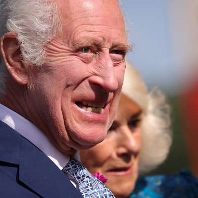 König Charles III. (l) und Königin Camilla kommen zu einem Besuch der Chelsea Flower Show im Royal Hospital Chelsea.