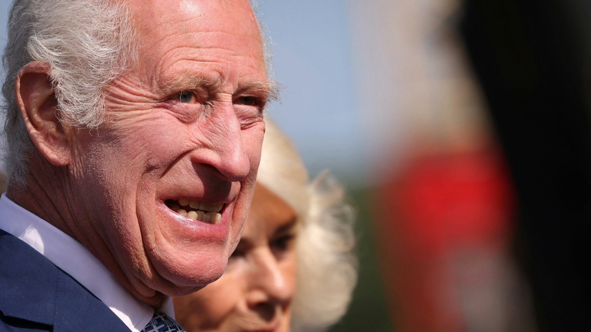 König Charles III. (l) und Königin Camilla kommen zu einem Besuch der Chelsea Flower Show im Royal Hospital Chelsea.