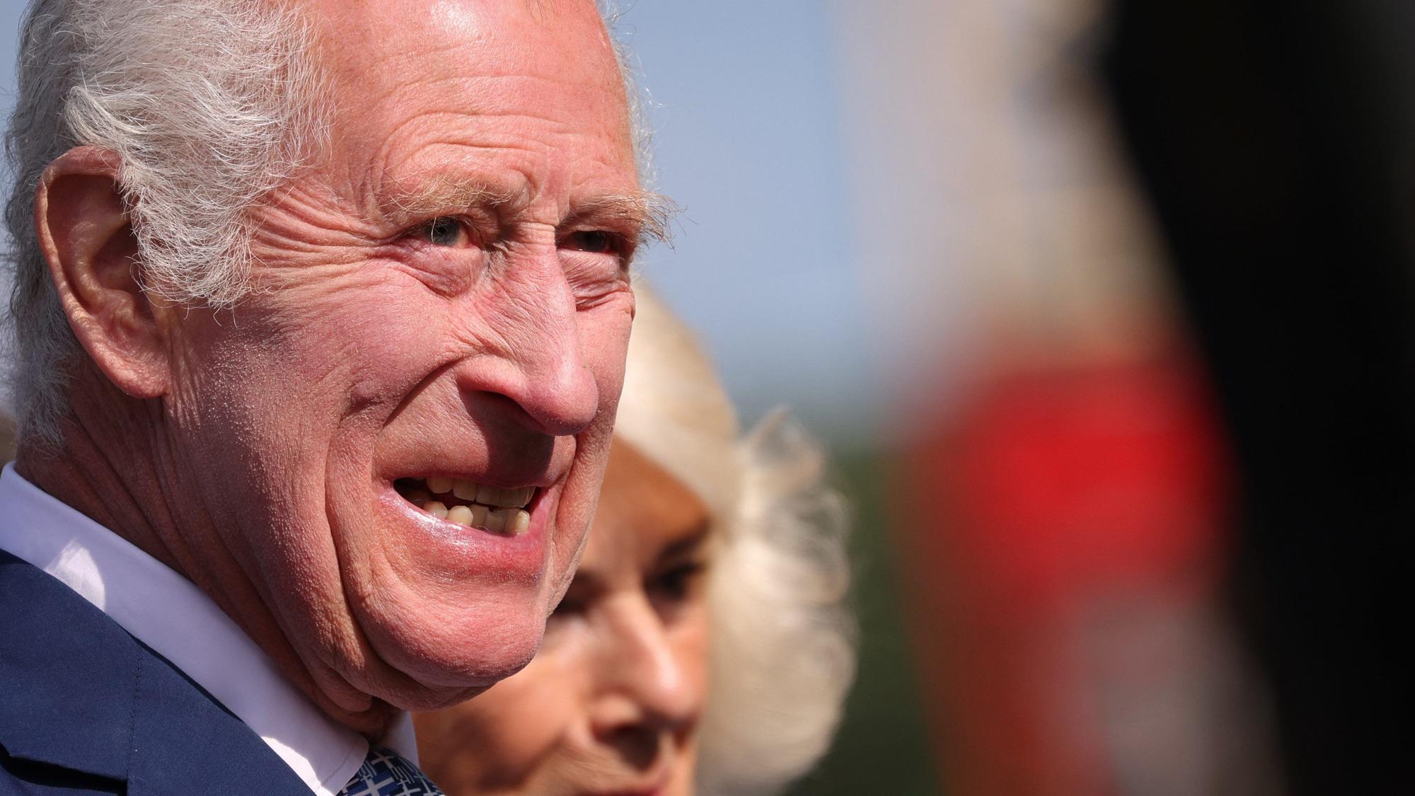 König Charles III. (l) und Königin Camilla kommen zu einem Besuch der Chelsea Flower Show im Royal Hospital Chelsea.