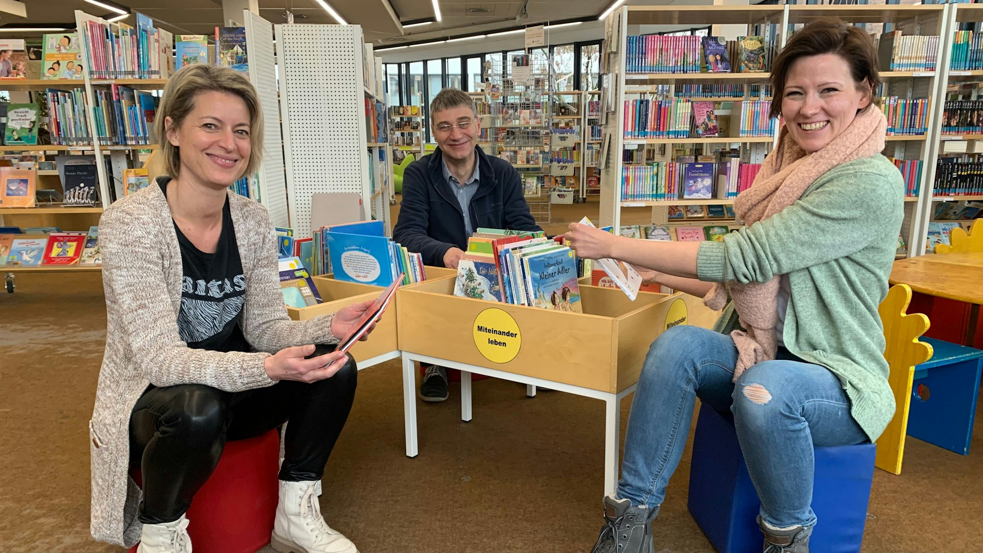 Stadtbücherei Sankt Augustin, das Team von Links: Susanne Winter, Peter Schulte-Nölke (Leiter der Stadtbücherei), Kristina Müller