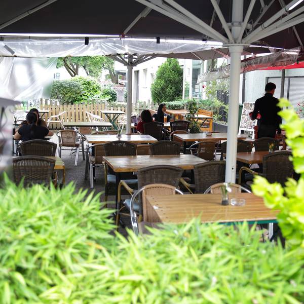 Vom Gehweg aus ein Blick auf die Außenterrasse des Restaurants.