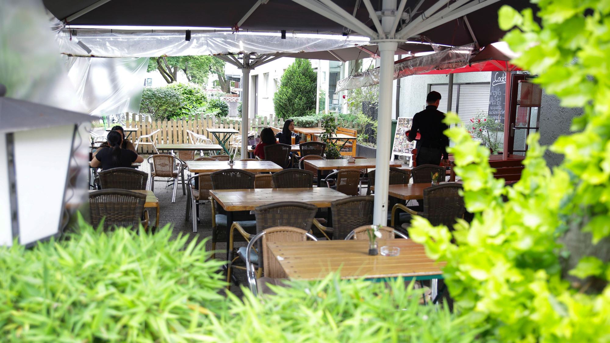Vom Gehweg aus ein Blick auf die Außenterrasse des Restaurants.
