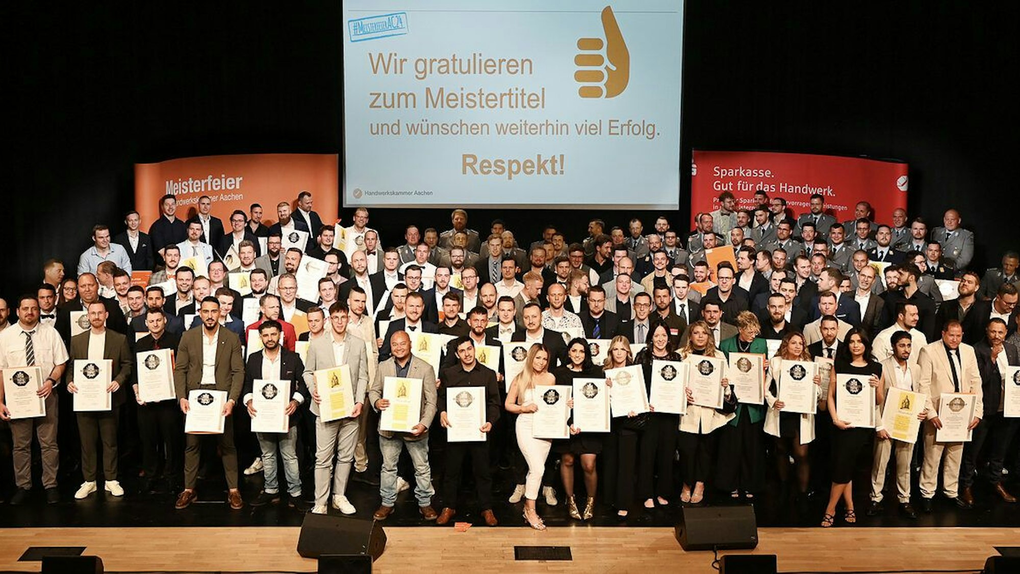 Die neuen Meisterinnen und Meister haben sich zu einem Gruppenfoto aufgestellt.