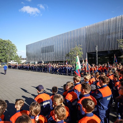 Viele junge Feuerwehrleute