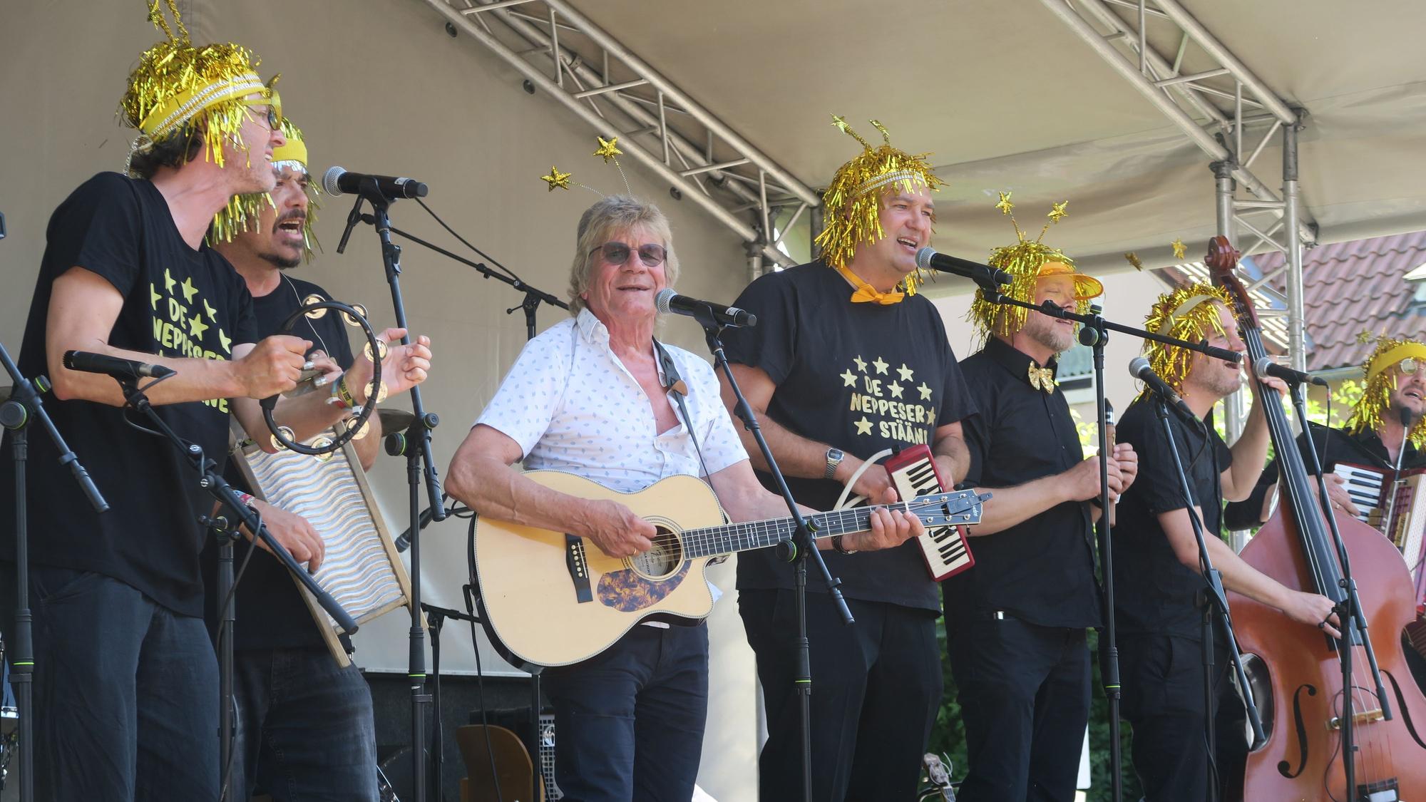 Das Foto zeigt eine Band auf der Bühne.