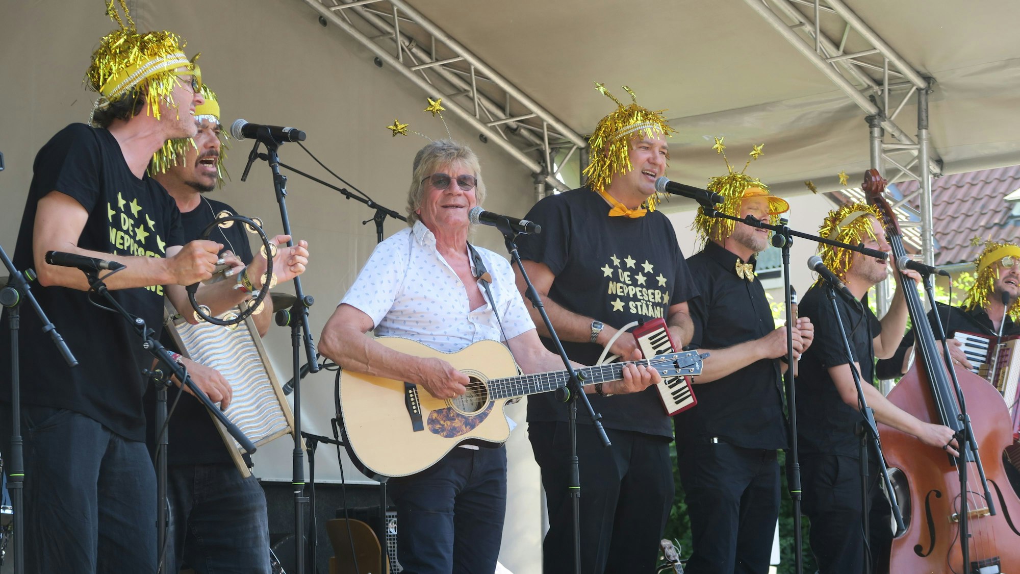 Das Foto zeigt eine Band auf der Bühne.