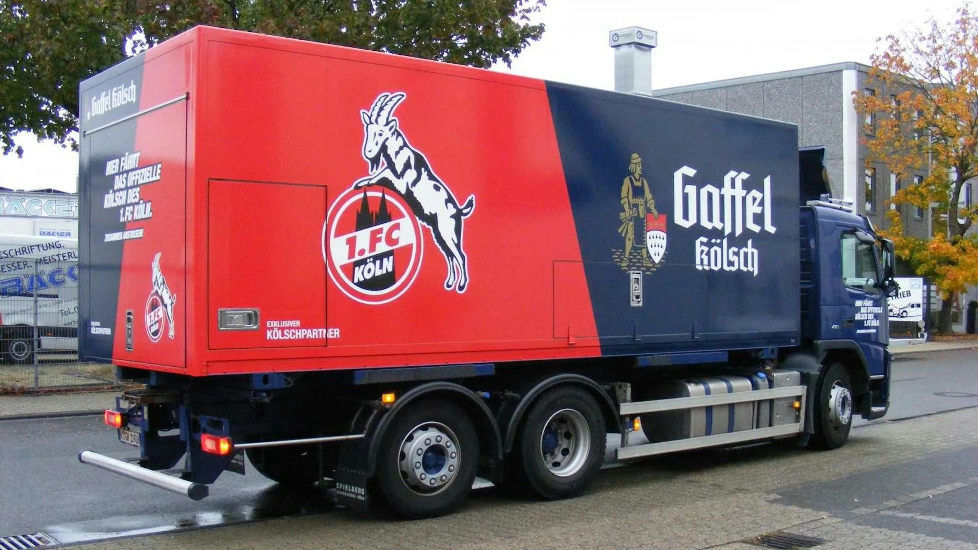 Lastwagen mit FC- und Gaffel-Werbung