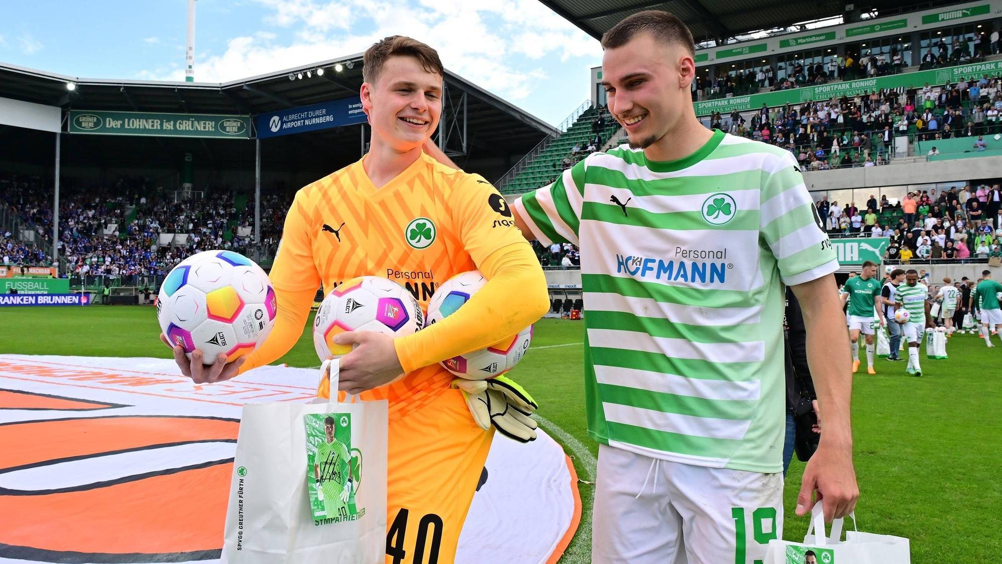 Die Kölner Leihspieler Jonas Urbig und Tim Lemperle wurden nach dem 34. Spieltag der abgelaufenen Saison in Fürth mit allen Ehren verabschiedet.