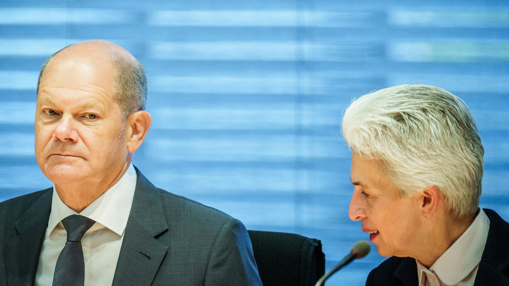 Olaf Scholz (SPD) sitzt neben Marie-Agnes Strack-Zimmermann (FDP) zu Beginn einer Sondersitzung des Verteidigungsausschusses im Bundestag. Die FDP-Politikerin hat Scholz nun persönlich attackiert. (Archivbild)