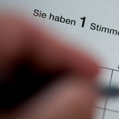 Stimmzettel zur Wahl der Abgeordneten im Europäischen Parlament 2024 mit der Aufschrift: Sie haben 1 Stimme, eine Stimme, Bitte hier ankreuzen.