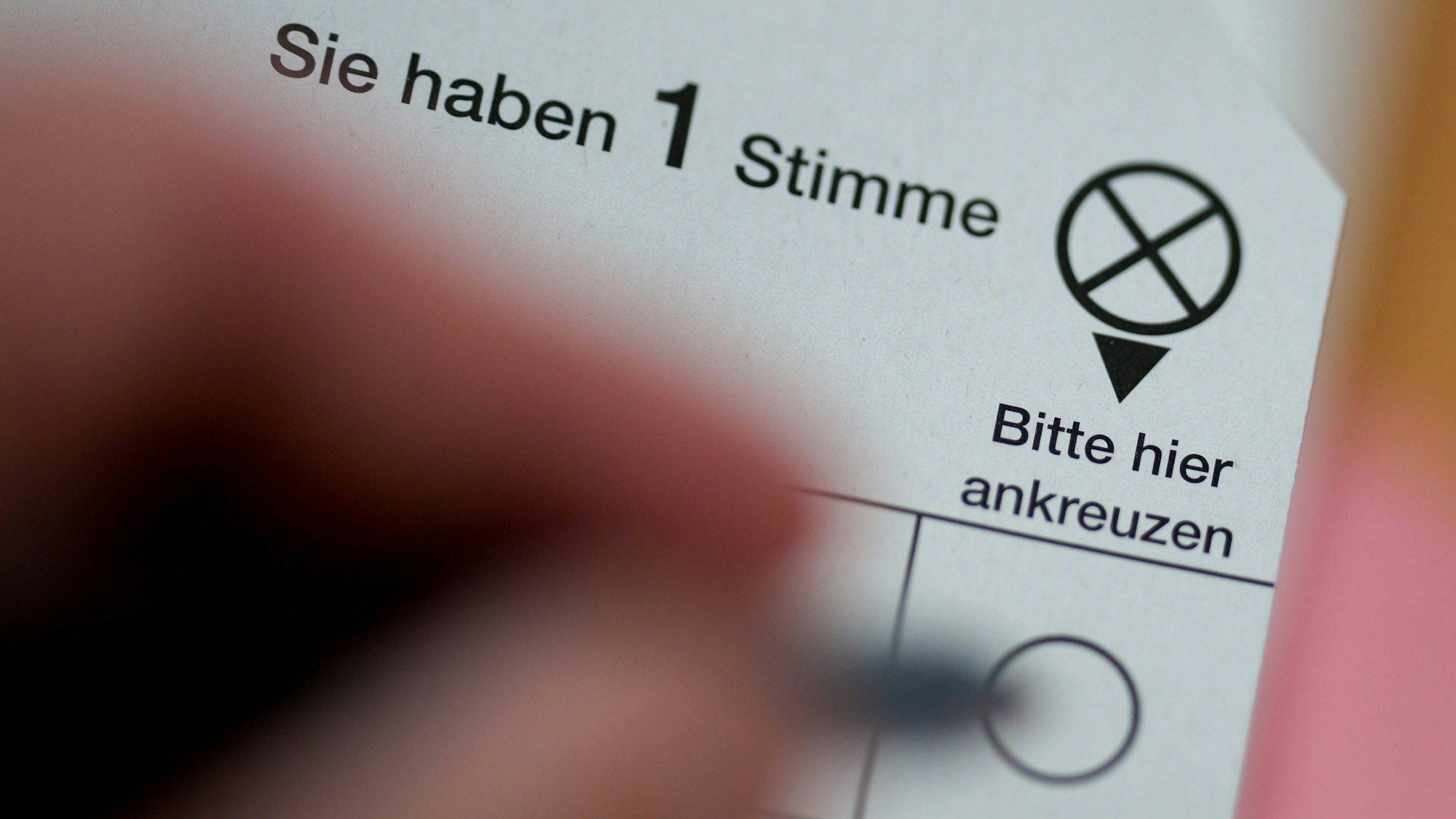 Stimmzettel zur Wahl der Abgeordneten im Europäischen Parlament 2024 mit der Aufschrift: Sie haben 1 Stimme, eine Stimme, Bitte hier ankreuzen.