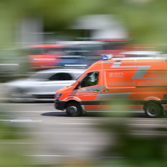 Ein Rettungswagen fährt zu einem Einsatz. (Symbolbild)