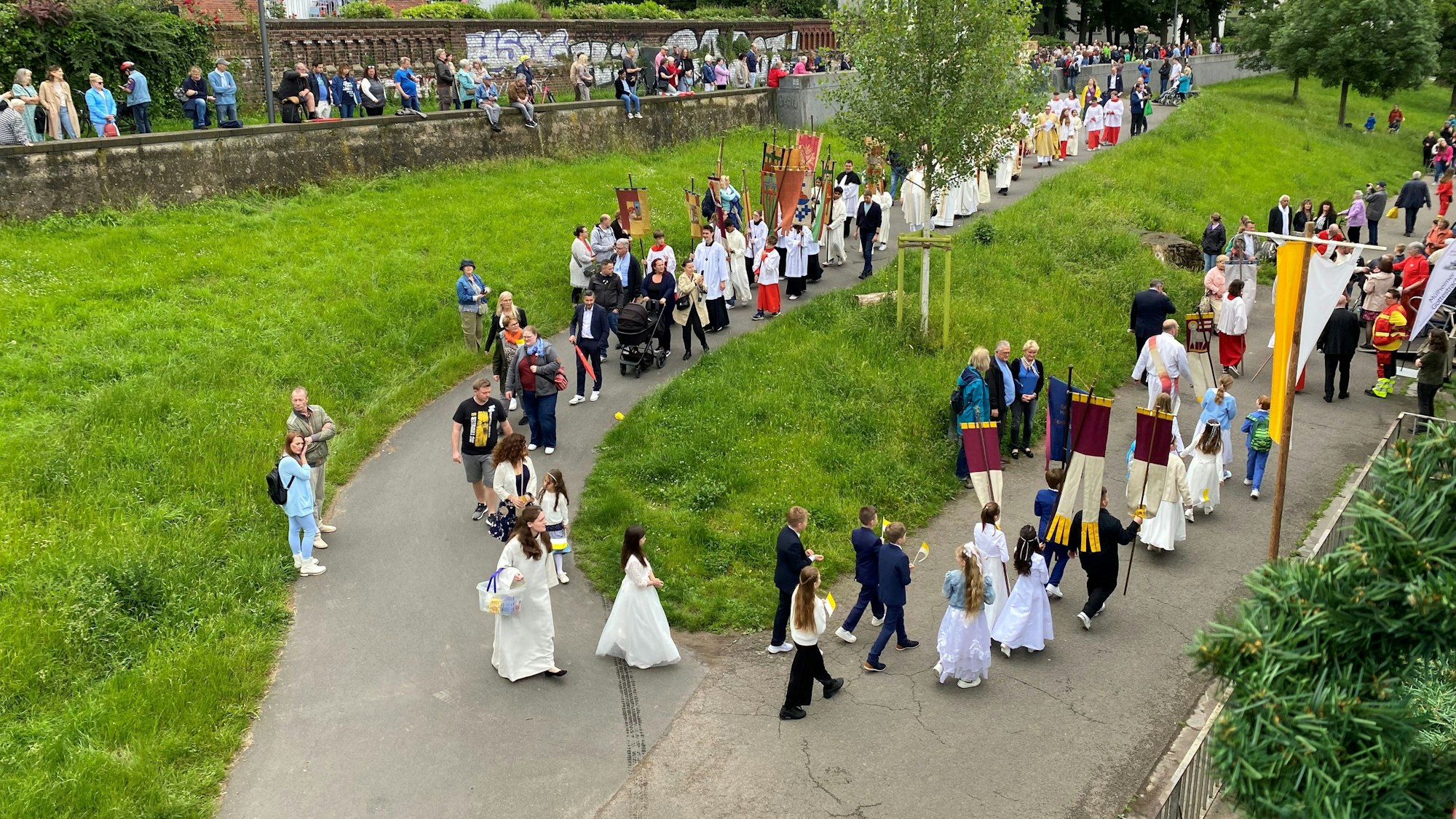 Die Fronleichnamsprozession der Mülheimer Gottestracht auf dem Weg zum Schiff.