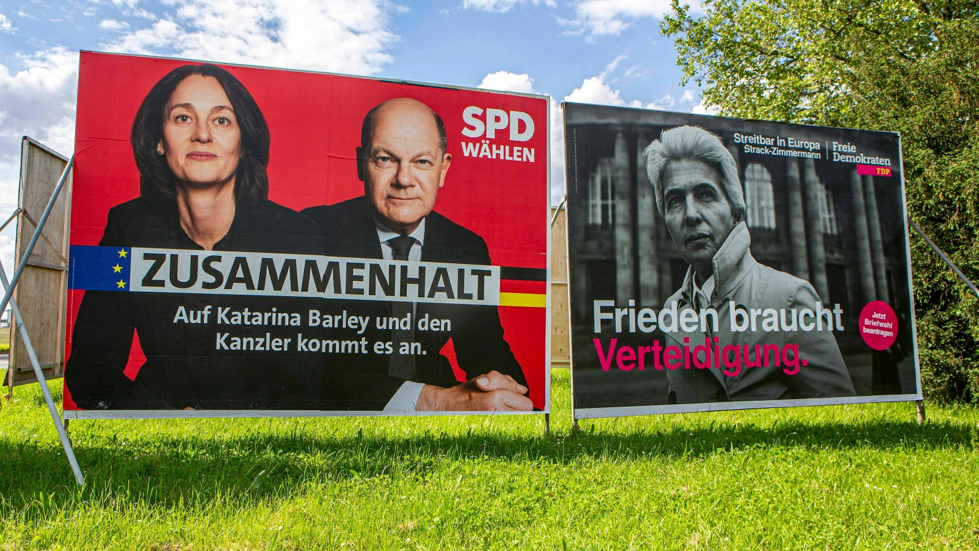 Wahlplakate von der SPD und der SPD sind in Düsseldorf zu sehen. Eine persönliche Attacke von Marie-Agnes Strack-Zimmermann auf Kanzler Scholz sorgt nun für Wirbel im Wahlkampf.