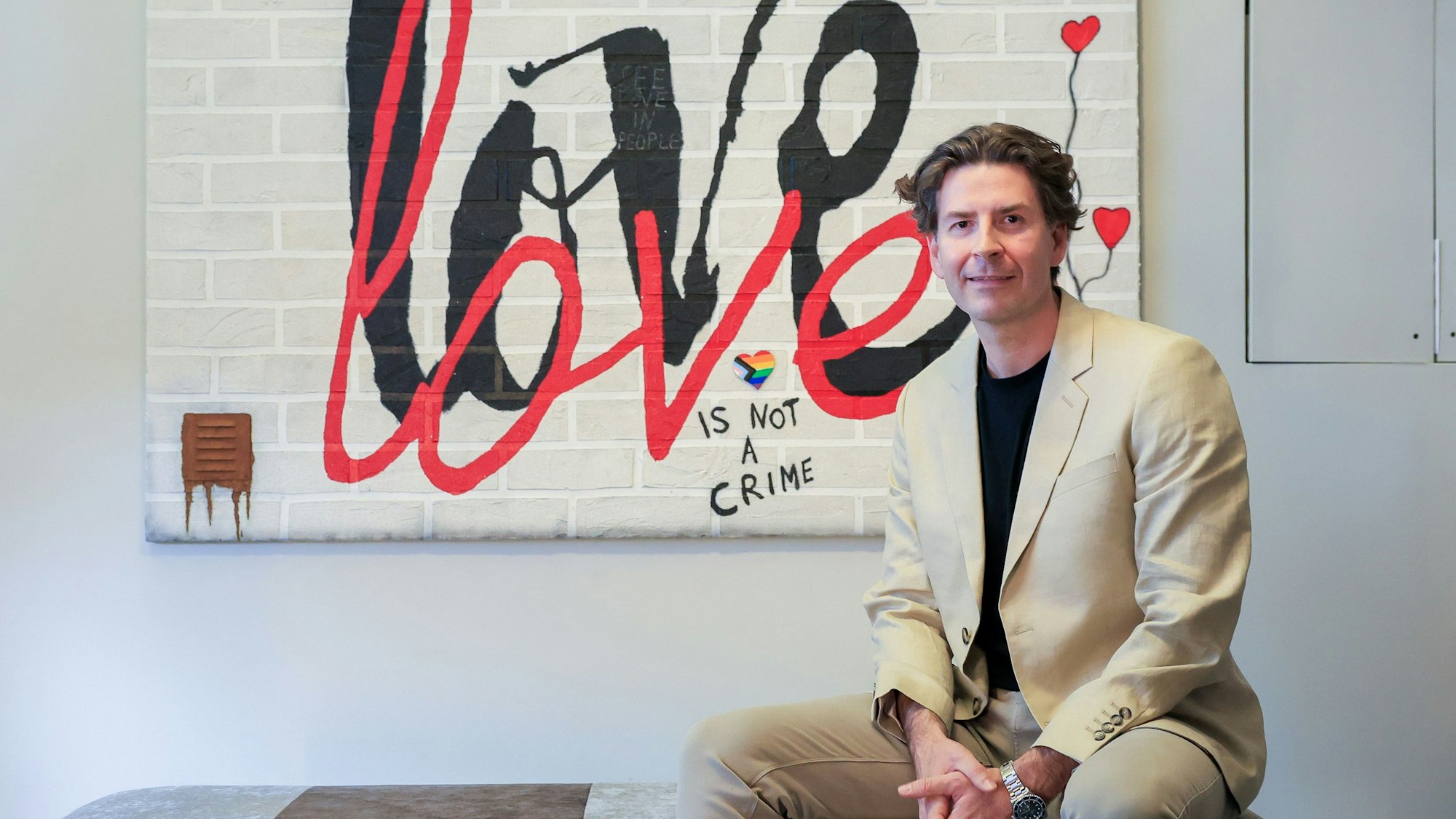 Das „Wasserturm Hotel Cologne“ stellt das neuste Kunstwerk des Popart-Künstlers Sascha Dahl aus. Das Bild wird zugunsten der Aidshilfe Köln e. V. versteigert.