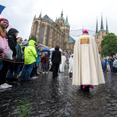 Ulrich Neymeyr (vorn), Bischof von Erfurt, zieht mit der Prozession zum Fronleichnams-Gottesdienst zum 103. Deutschen Katholikentag auf dem Domplatz Erfurt ein.