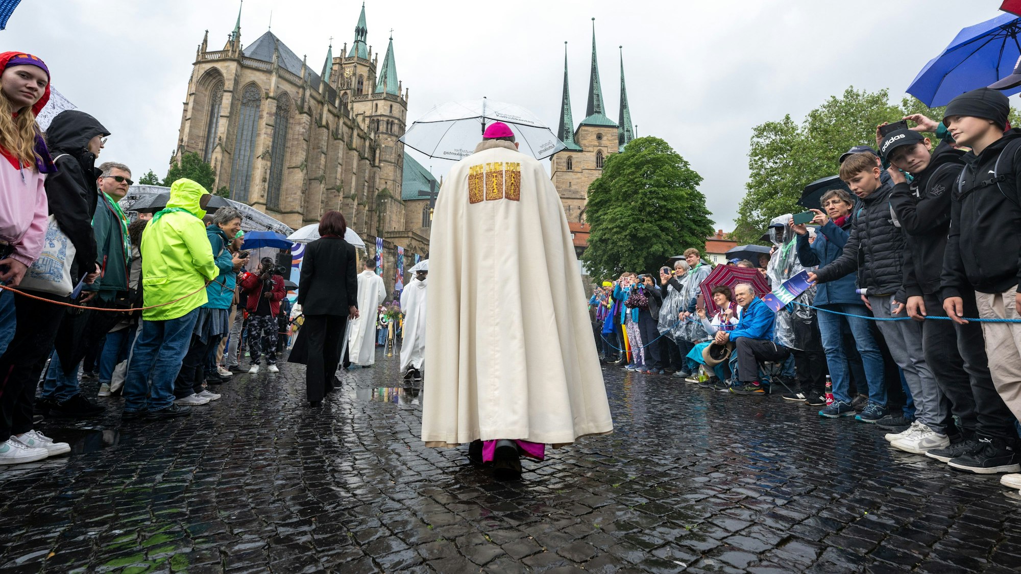Ulrich Neymeyr (vorn), Bischof von Erfurt, zieht mit der Prozession zum Fronleichnams-Gottesdienst zum 103. Deutschen Katholikentag auf dem Domplatz Erfurt ein.