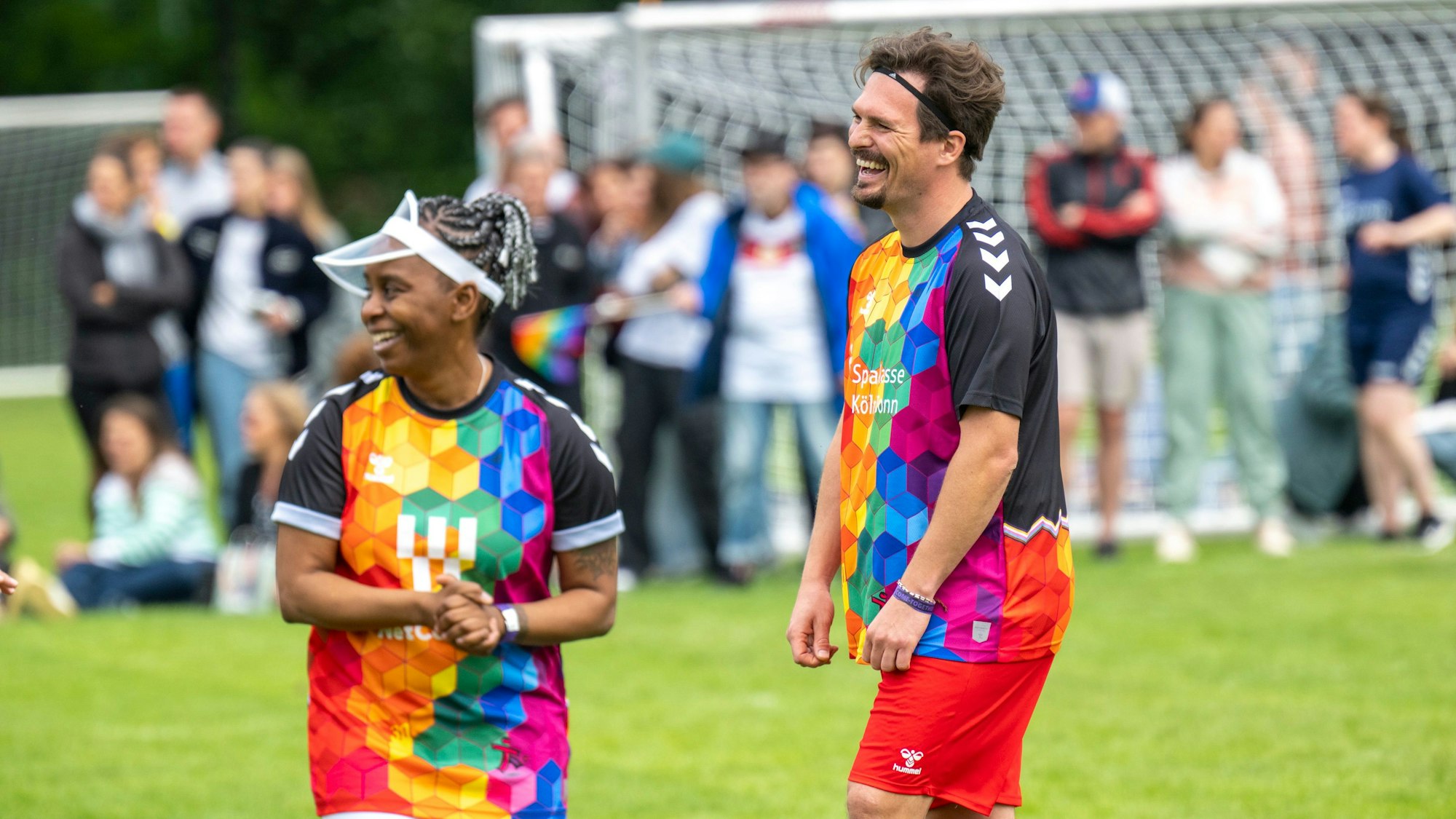 Dominik Schönenborn von Cat Ballou spielte mit.