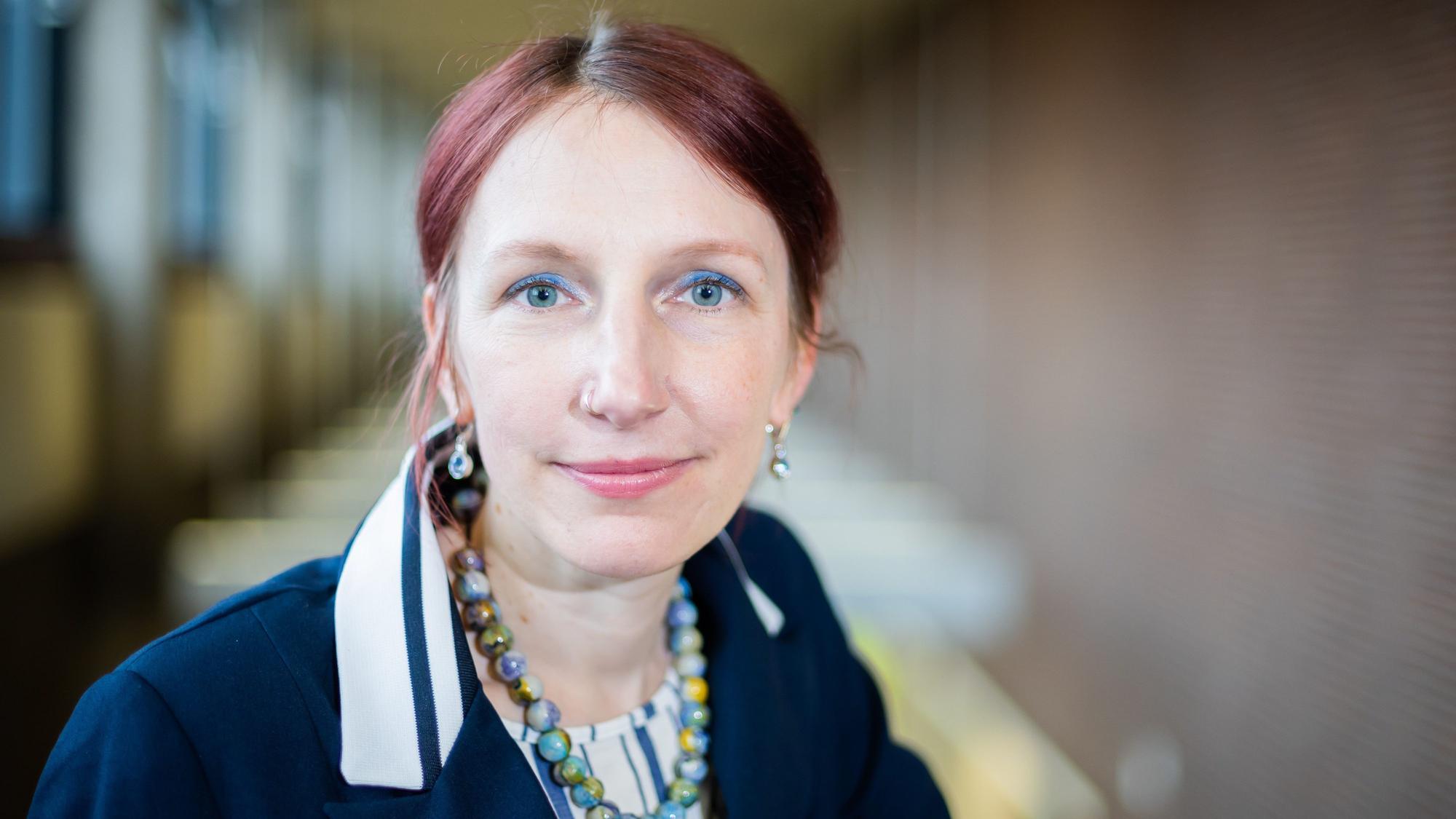 Geraldine Rauch, Präsidentin der TU-Berlin, steht bei einem Fototermin mit der Deutschen Presse-Agentur im Hauptgebäude der Technischen Universität Berlin.