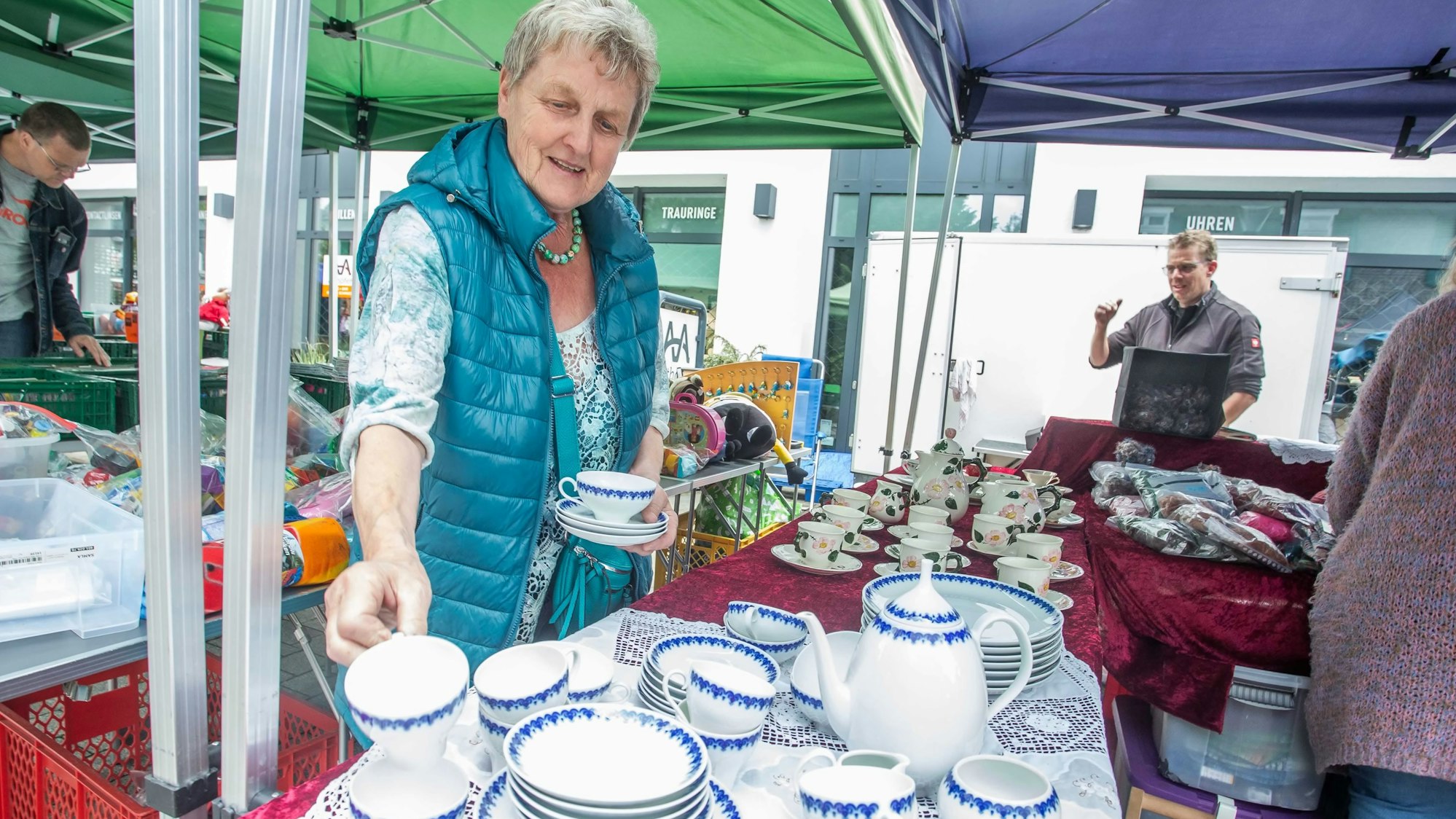 Szene einer Frau, die zwischen altem Geschirr stöbert