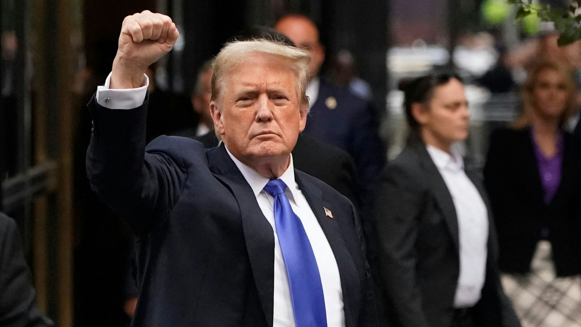 Donald Trump reckt bei seiner Ankunft am Trump Tower die Faust in die Luft.